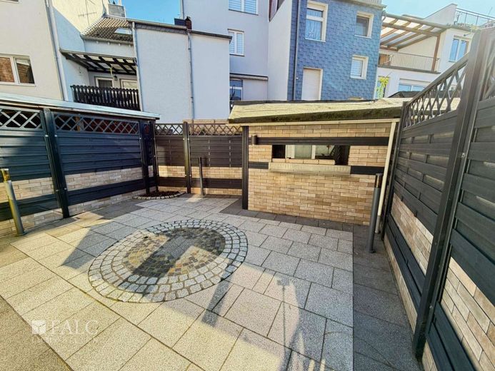 PROVISIONSFREI - Stadthaus für die Familie, Mehrgenerationen oder zur Vermietung – Terrasse / Innenhof