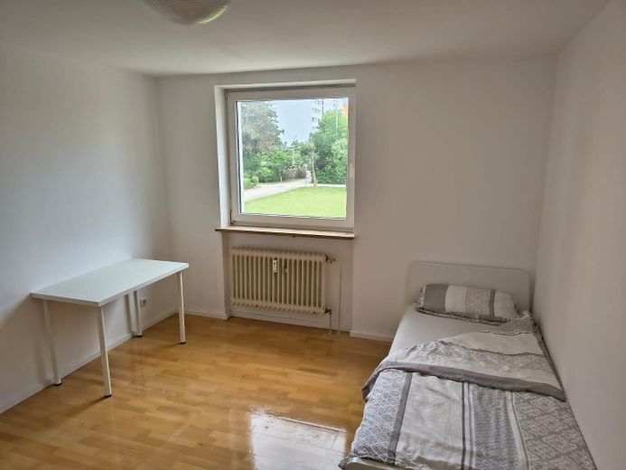 3-Zimmer-Wohnung (ca. 80 m²) mit Balkon- Ideal für WG oder Einzelmieter – Zimmer 2