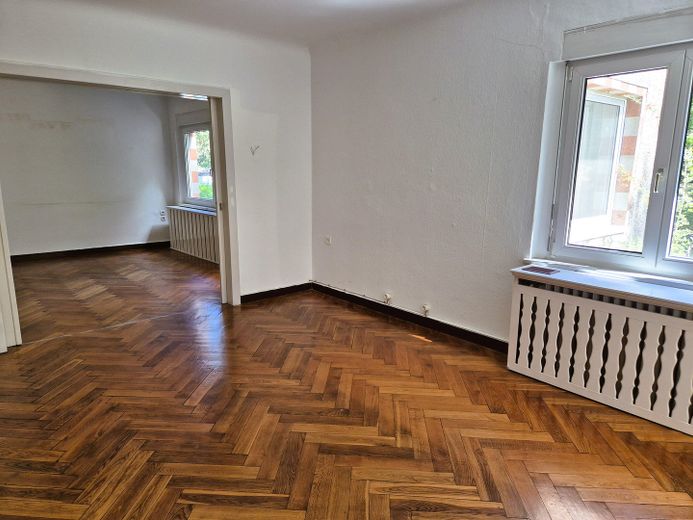 Großes Grundstück im Grünen mit Haus, Garage, Carport, Stellplätze – Wohnzimmer
