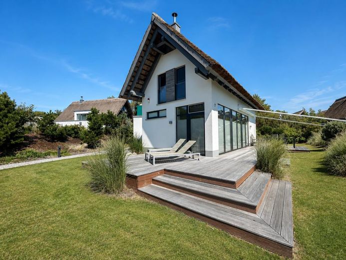 Ihr Rückzugsort an der Ostsee Reetdachhaus mit Sauna, Kamin und Westterrasse in Karlshagen – Gepflegter Gartenbereich