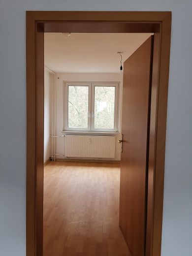 Edificio residencial con 4 unidades de vivienda, amplia parcela ajardinada y de patio, así como edificio comercial independiente – weiteres Zimmer
