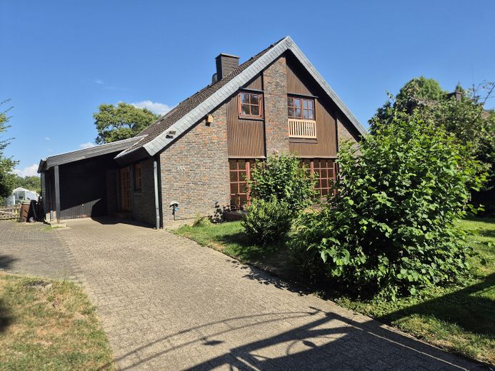 Familienfreundliches Landhaus – von privat – 01_Strassenseite-3
