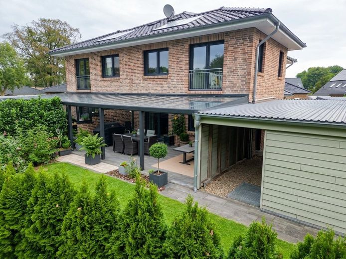 Doppelhaushälfte 2019 (Zweitbezug) – Terrasse m. Überdachung