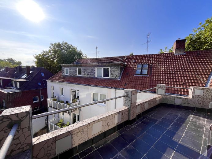 Dachterrasse mit Blick ins Grüne. Ganz oben. Ganz für sich. Ganz ruhig. Mitten im Wasserviertel. – Dachterrasse