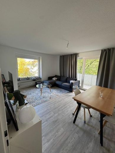 Wohnzimmer mit großem Balkon