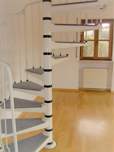 2-gezinswoning incl. 1700 m² grond in Engelsberg – OG Wohnzimmer Treppe Galerie