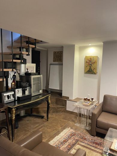 Unità commerciale di pregio a Charlottenburg - showroom e atelier di 104 m² – UG Treppe