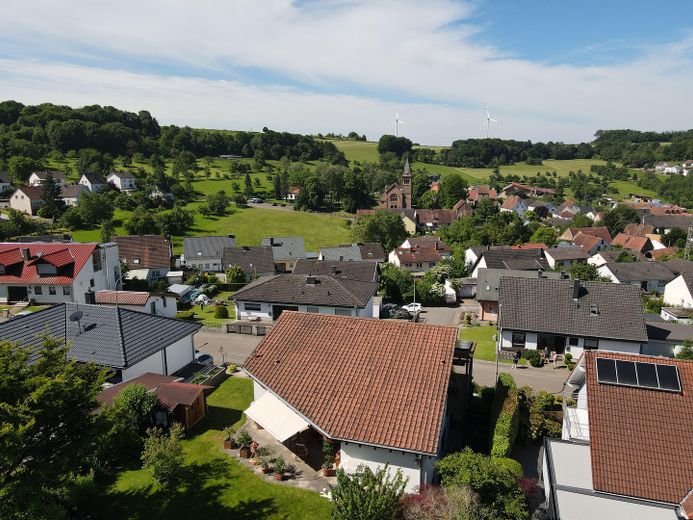 Freistehendes Niedrigenergie-EFH in Massivbauweise zwischen Pirmasens und Zweibrücken – Blick auf Nünschweiler