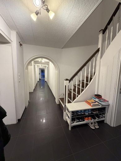 1–2 Familienhaus mit ca.300 m² Wfl.auf großzügigem 1.050-m²-Grundstück–ideal für Wohnen und Arbeiten – Flur EG