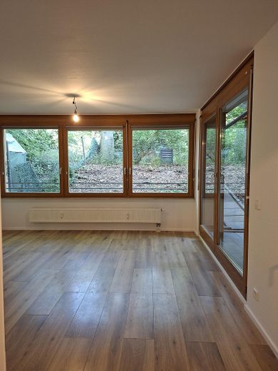 Wohnen wie im Grünen: Frisch renovierte 2-Zimmer-Wohnung (57m2) mit Terrasse & Gartennutzung – Foto 2