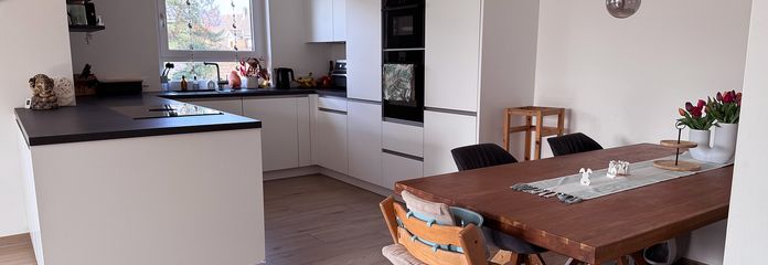 Vertragsfreie 4-Zimmer-Neubauwohnung mit TG-Stellplatz und großem Balkon in ruhiger Lage – Küche und Essbereich