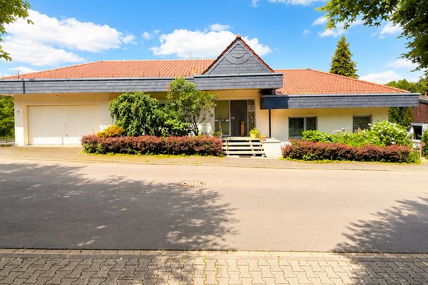 Provisionsfrei: Wohnen mit Weitblick – Einfamilienhaus mit Einliegerwohnung in Idstein-Heftrich
