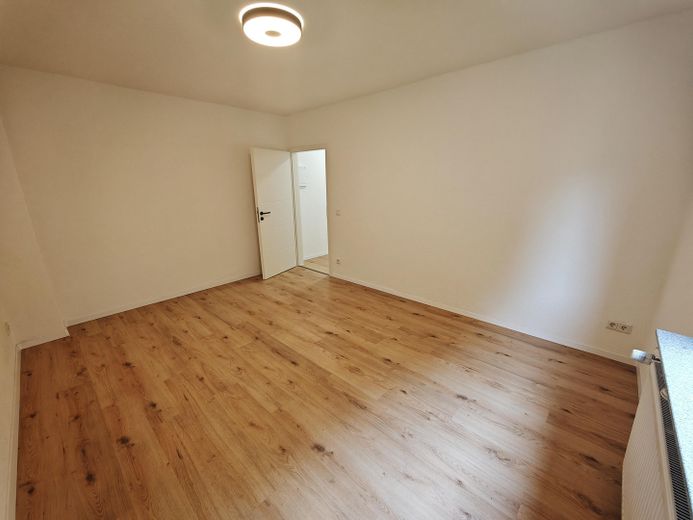 Vacant 2-room apartment | freshly renovated | raised ground floor | garden view | no commission – Foto 3
