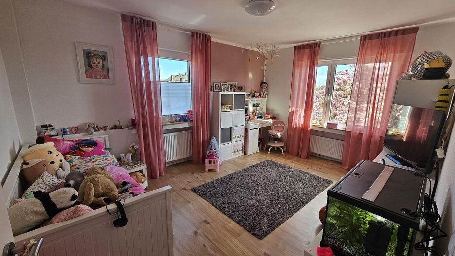 Bellissima casa bifamiliare con ampio giardino, piscina, garage, cucina componibile ecc. – Kinderzimmer