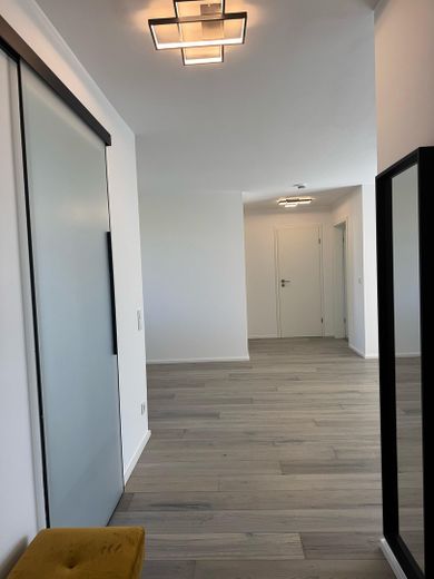 Renovierte 4-ZKB mit Terrasse und Balkon ins Grüne, EBK, 2 Stellplätze – bezugsfrei, provisionsfrei – Flur
