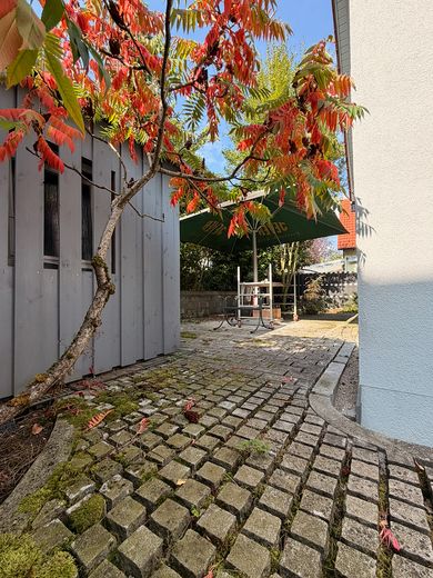 Dom jednorodzinny o wyjątkowej architekturze i dużym potencjale – Blick in den Garten