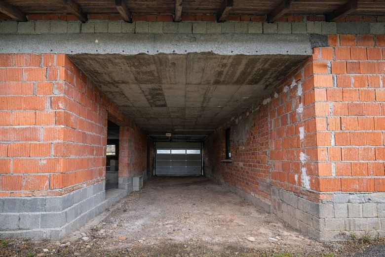 Einmaliger Vierseithof im LK Bamberg! Riesiges Grundstück, 2 x Haus, Halle, 6000 qm Bauland! Garten! – Einfahrt zwischen Haupthaus u. Gerätehalle