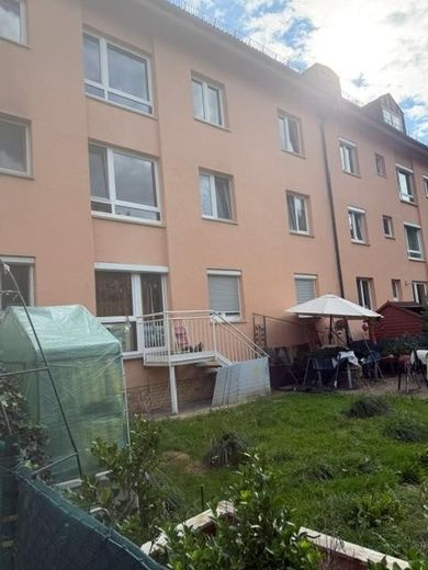 Bellissimo appartamento al piano terra con giardino e posto auto – Sicht vom Garten aus