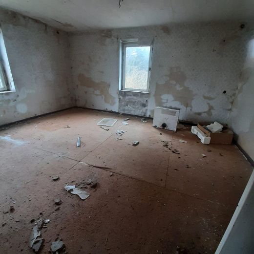 Investmentchance auf Rügen: Mehrfamilienhaus + ca. 3.087 m² Grundstück, Wasser-/Ostseenähe – Teilentkernte Zimmer