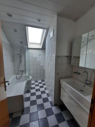 3-Zimmer DG-Wohnung, 84 qm, zentrumsnah, provisionsfrei – Bad mit Anschl. Waschmaschine