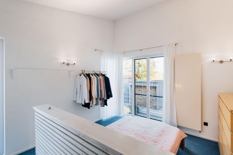 Freistehendes Einfamilienhaus bezugsfertig in unverbaubarer Südlage - Preis VB – Schlafzimmer EG