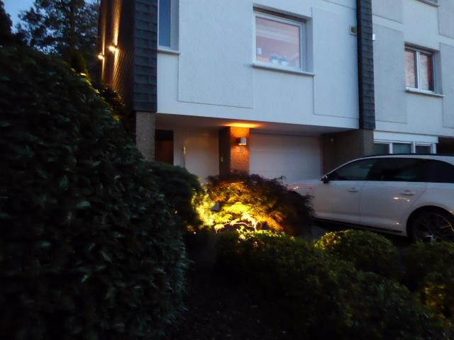 Skrajny dom szeregowy w architekturze split-level, wszystko oprócz zwyczajności! – Abendstimmung 