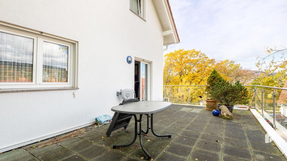 Niedernhausen, Am Schäfersberg. 3,5 Zi-Wohnung im 3-Familienhaus mit 2Garagen, 31qm Balkon & Garten – Balkon EG