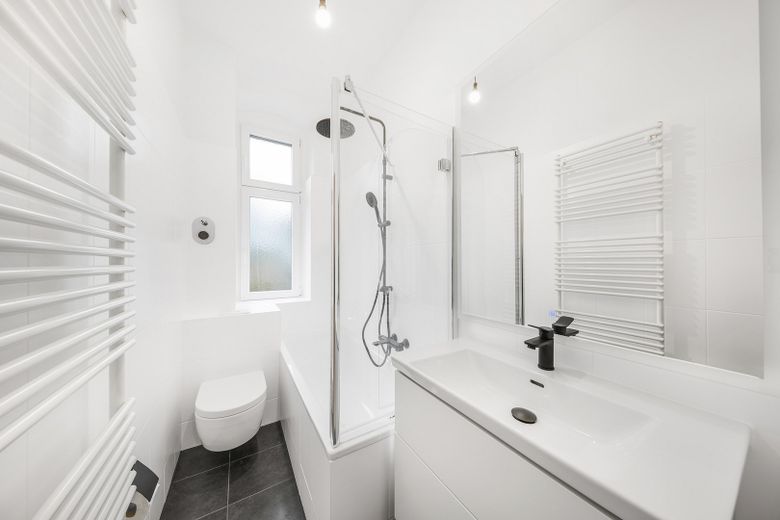 Tageslichtbad mit Badewanne