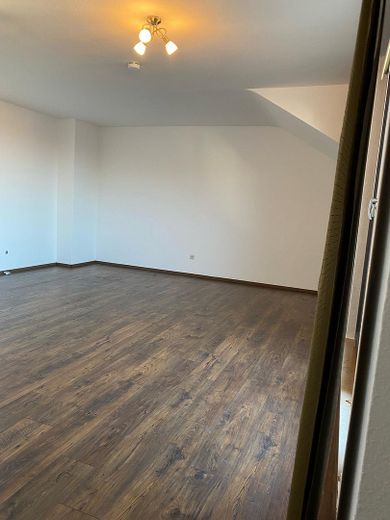 Helles 1-Zimmer-Dachgeschoss-Apartment mit großer Dachterrasse in der Nähe des UKGM – Wohnraum