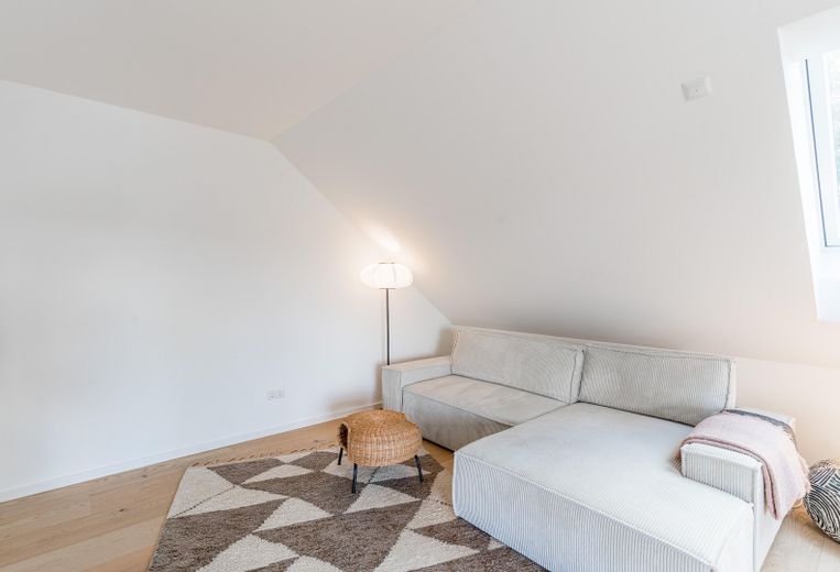 Langenbach | Nuovo bilocale mansardato con cucina BORA e ampio balcone soleggiato – Wohnbereich