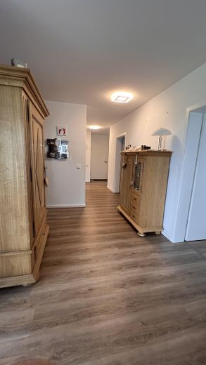 Teilmöblierte barrierearme 3 Zimmer Wohnung mit Balkon und Aufzug in ruhiger Lage – Flur