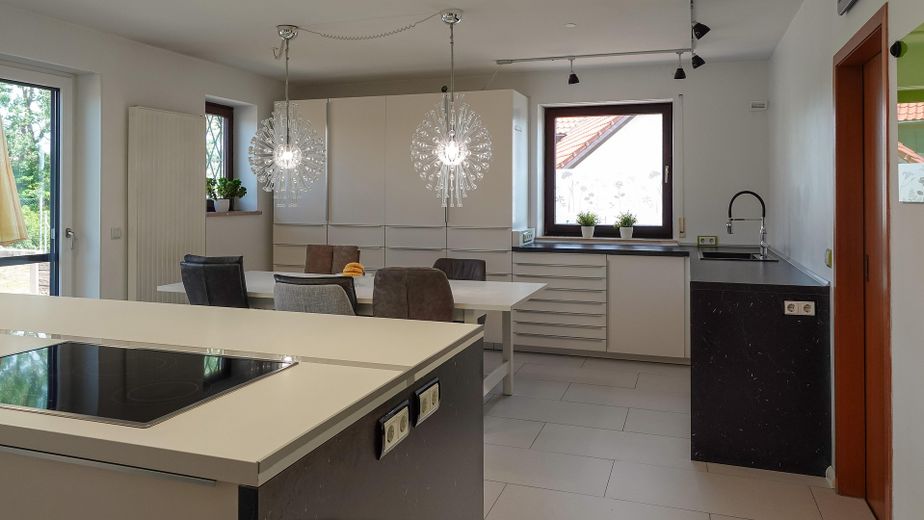 Großzügiges Einfamilienhaus in Ortsrandlage – 207 m² Wohnfläche auf 1.260 m² Grundstück – 10 Wohnküche mit Kochinsel