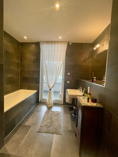 4-Zimmer möblierte Wohnung im Schmargendorf, Gäste WC, Waschraum, Aufzug, Tiefgarage – Bad mit Badewanne/Dusche