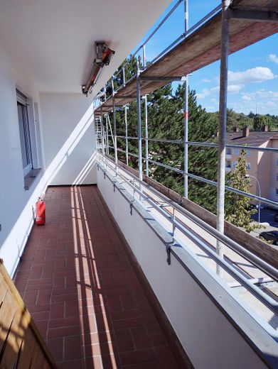 Luminoso appartamento di 3 locali con due balconi e un forte potenziale per il futuro – Balkon Ansicht 2 