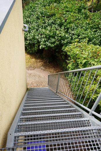 Charme historique. Confort de vie moderne. Un chez-soi avec du caractère. – Außentreppe Dachter,-Garten