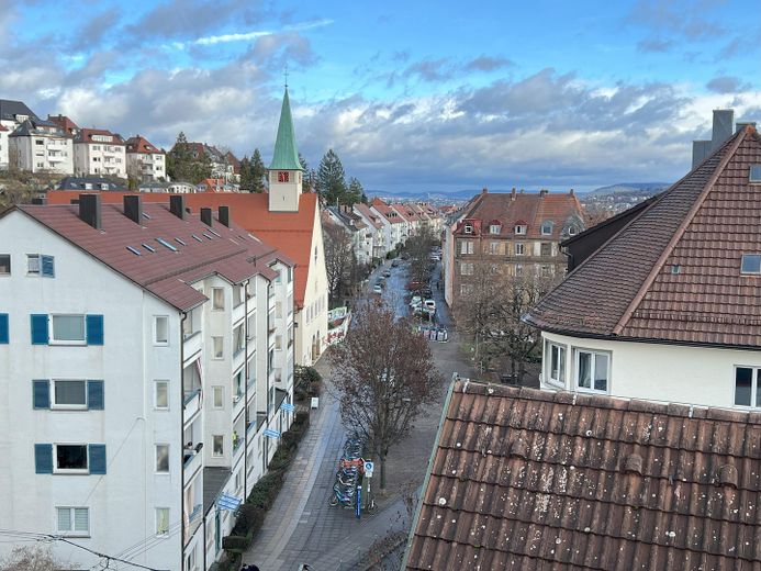 Stilvolle und möblierte 2-Zimmer-Wohnung in Stuttgart-West (flexible Befristung möglich) – Aussicht / View