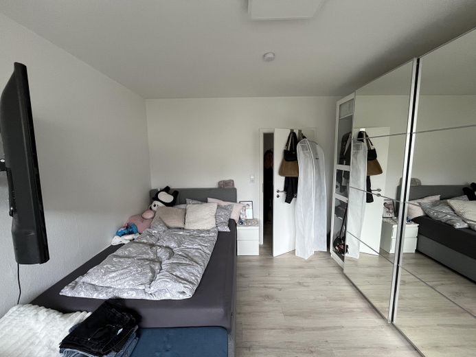 Helle 3-Zimmer-Erdgeschosswohnung mit Balkon und Garage in ruhiger Lage von Horn-Bad Meinberg – Elternschlafzimmer - Blick Tür
