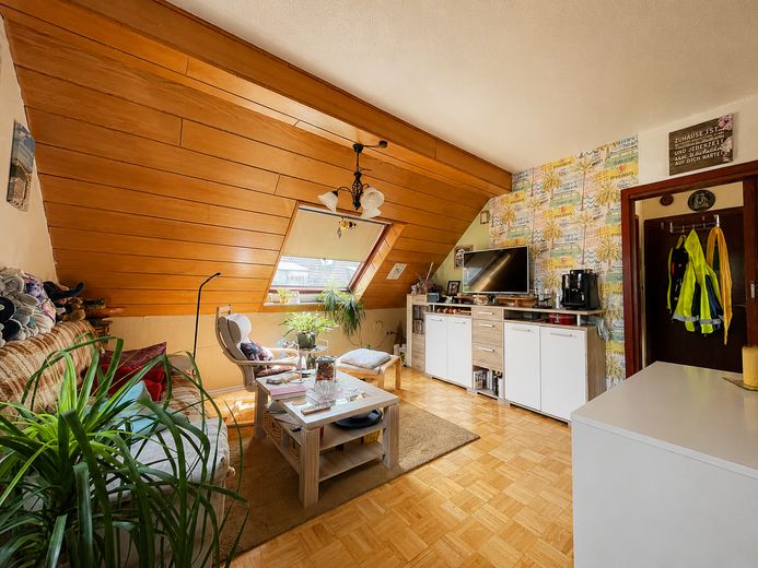 flexibel nutzbare 3-Zimmer-Wohnung im DG mit Abstellraum – Wohnzimmer Blick zur Tür