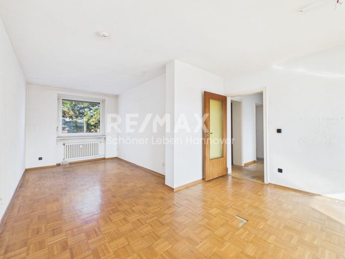 *reserviert* Renovierungsbedürftige, sonnige 3 Zimmer- Wohnung – Wohnzimmer