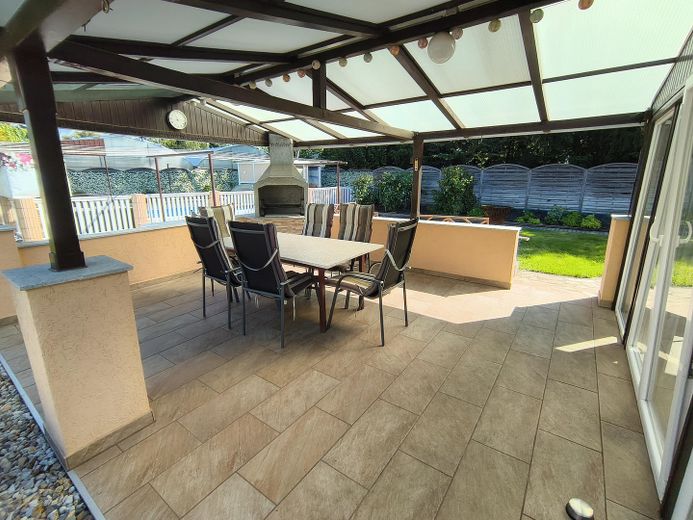 top Haus für zwei Familien, ruhige Lage, super Garten und Pool......Provisionsfrei – Überdachte Terrasse