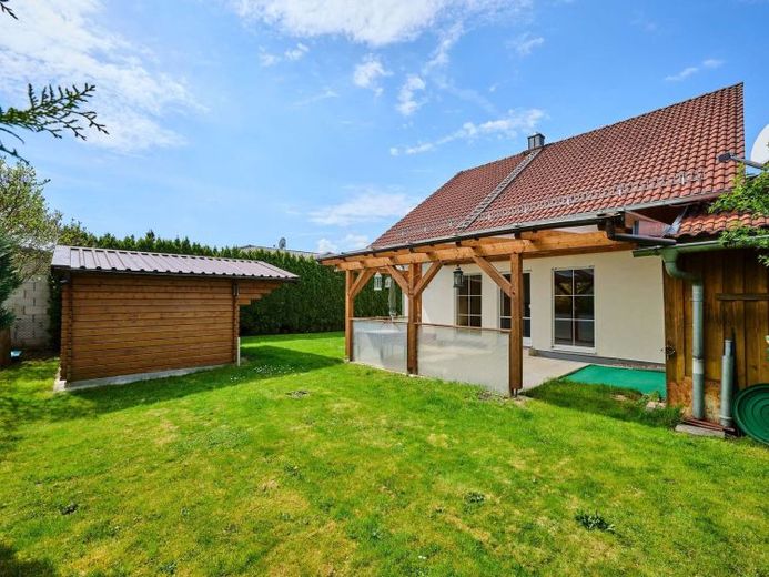 Familienglück in Holzbauweise: Freistehendes Einfamilienhaus mit Garten – Foto 1