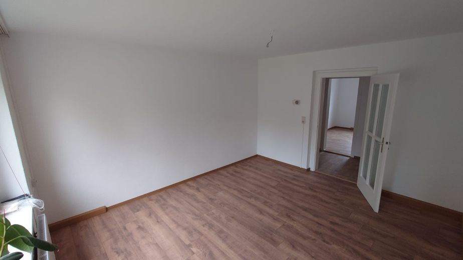 ohne Prov.: 3-Raum-Wohnung, große Küche, Bad mit Fenster, Wanne+Dusche, schön saniert+renoviert – Blick in Wohnung