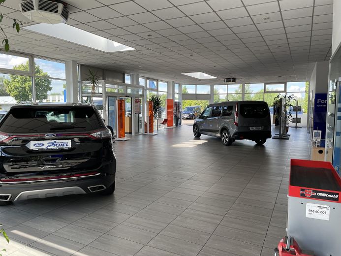 Atölye ve showroomlu modern oto galerisi gayrimenkulü – işletme devri isteğe bağlı – Showroom Bild 1