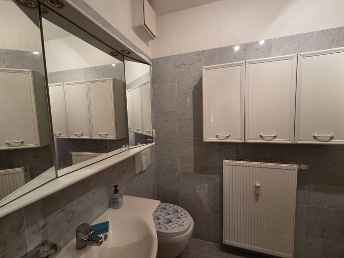 helle 3 Raumwohnung mit großem Balkon u. Tiefgarage – Duschbad