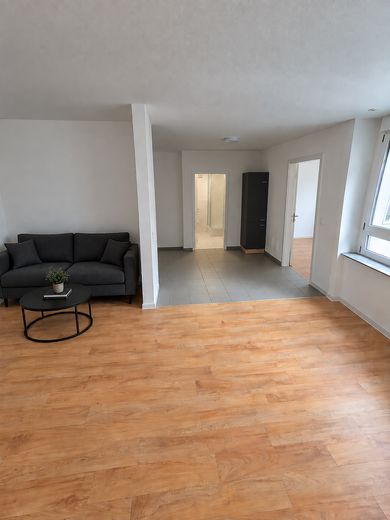Fraîchement rénové & partiellement meublé – agréable appartement de 2 pièces à Wiesbaden – Wohnbereich