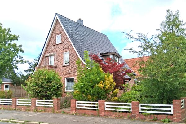 Zweifamilienhaus mit Werkstatt in zentraler Lage.