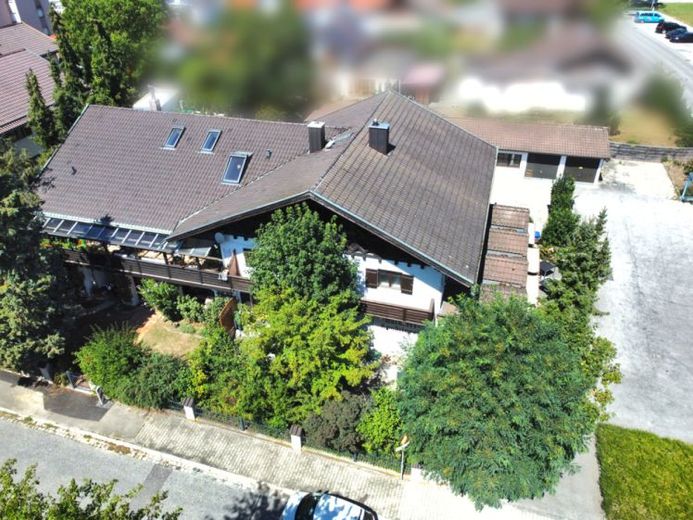 Zwei Wohnungen und eine Gewerbeeinheit m. separaten Eingängen und vielfältigen Nutzungsmöglichkeiten – Photo 1