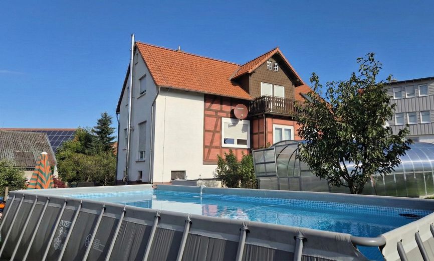 Kernsaniertes EFH nahe Marburg: Pool & 908m² Traumgarten – Außen mit 