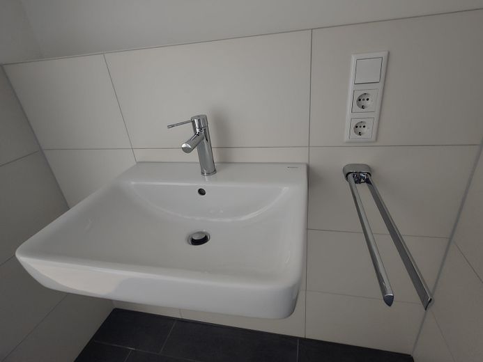 Erstbezug - Moderne geräumige Studio-Wohnung – Wandwaschbecken Bad