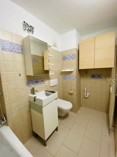 Helle 3-Zimmer-Wohnung mit Einbauküche & Aufzug & West-Loggia in München – Badezimmer 1